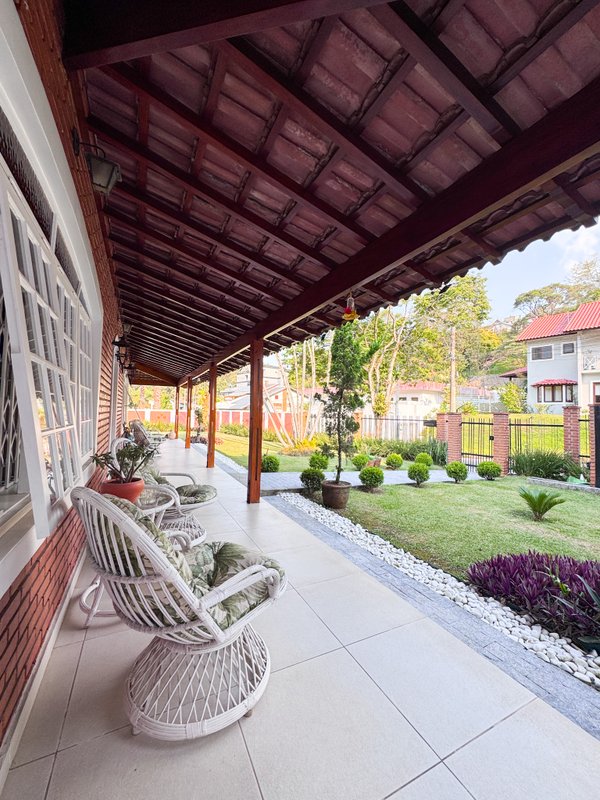 Residência  térrea em condominio fechado com casa de hóspedes Rua Tomi Saburo Yamamoto Arujá - 