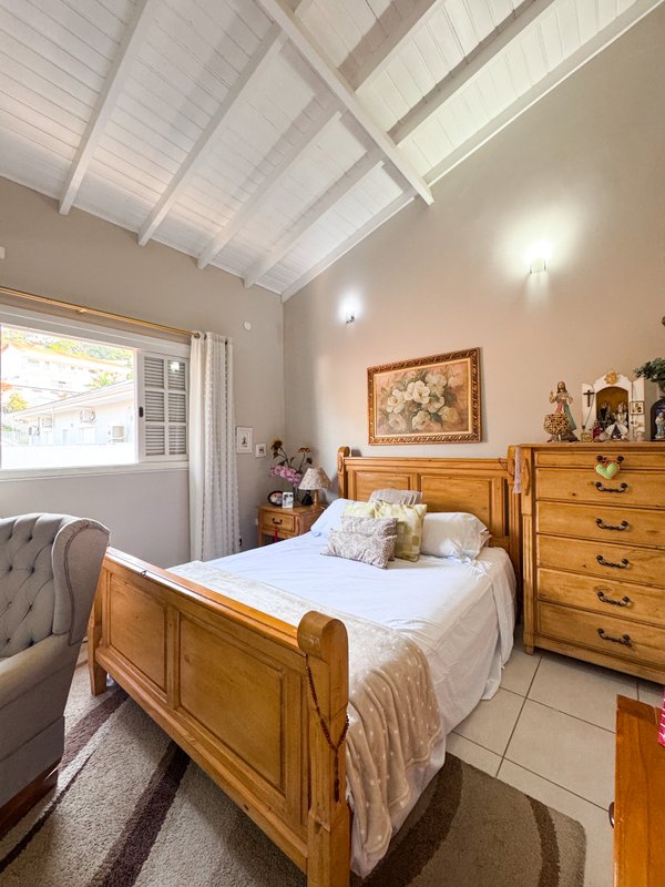 Residência  térrea em condominio fechado com casa de hóspedes Rua Tomi Saburo Yamamoto Arujá - 