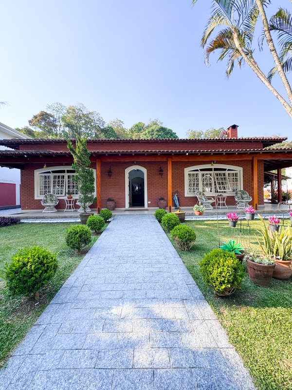 Residência  térrea em condominio fechado com casa de hóspedes Rua Tomi Saburo Yamamoto Arujá - 