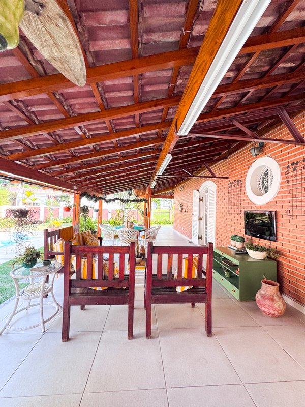 Residência  térrea em condominio fechado com casa de hóspedes Rua Tomi Saburo Yamamoto Arujá - 