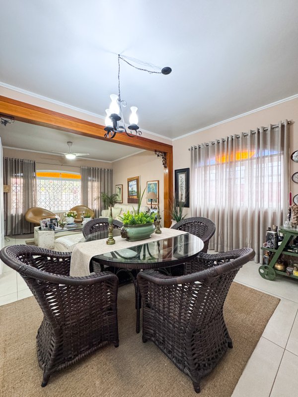 Residência  térrea em condominio fechado com casa de hóspedes Rua Tomi Saburo Yamamoto Arujá - 