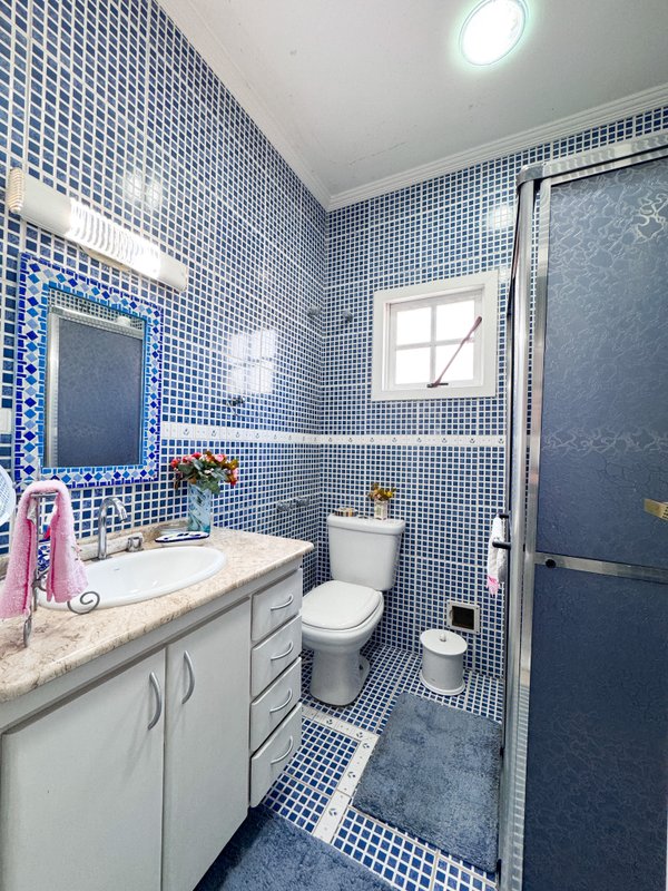 Residência  térrea em condominio fechado com casa de hóspedes Rua Tomi Saburo Yamamoto Arujá - 