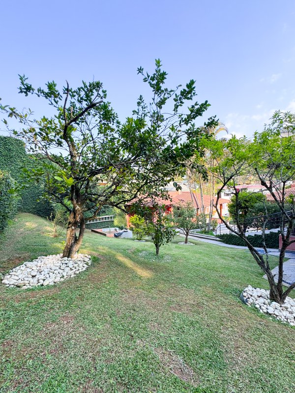 Residência  térrea em condominio fechado com casa de hóspedes Rua Tomi Saburo Yamamoto Arujá - 