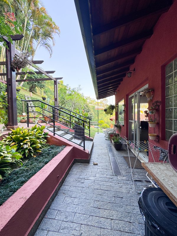 Residência  térrea em condominio fechado com casa de hóspedes Rua Tomi Saburo Yamamoto Arujá - 