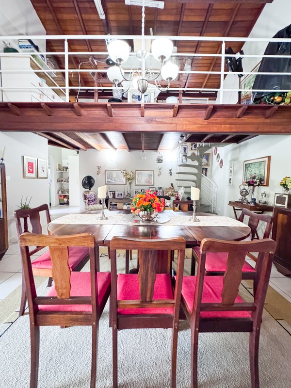 Residência  térrea em condominio fechado com casa de hóspedes Rua Tomi Saburo Yamamoto Arujá - 