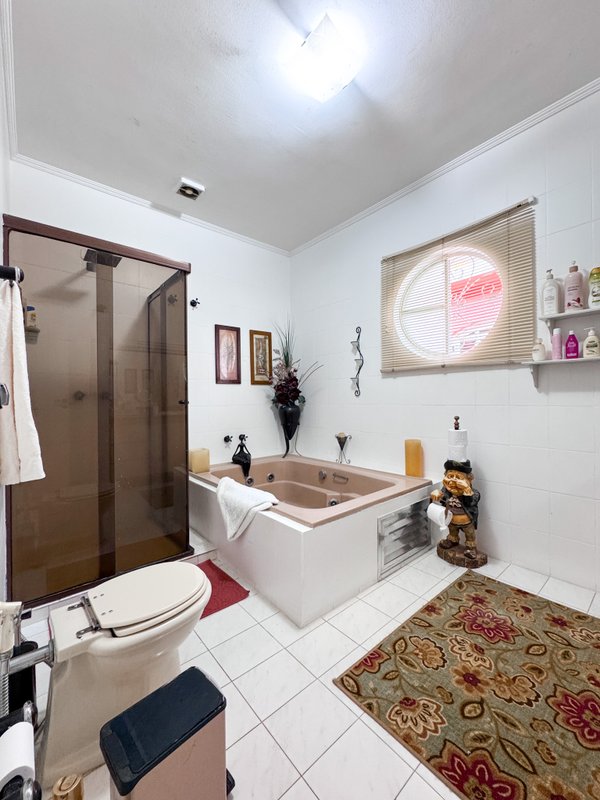 Residência  térrea em condominio fechado com casa de hóspedes Rua Tomi Saburo Yamamoto Arujá - 