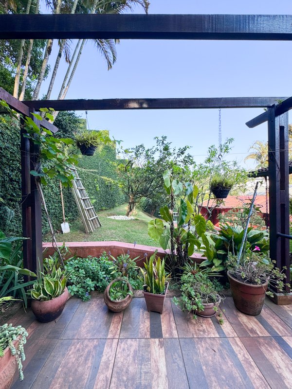 Residência  térrea em condominio fechado com casa de hóspedes Rua Tomi Saburo Yamamoto Arujá - 