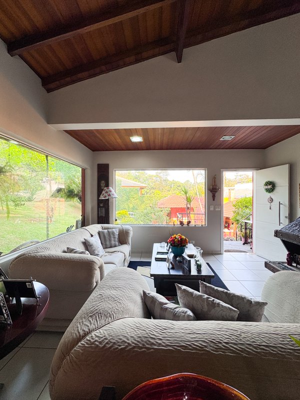 Residência  térrea em condominio fechado com casa de hóspedes Rua Tomi Saburo Yamamoto Arujá - 