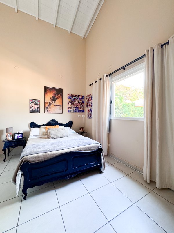 Residência  térrea em condominio fechado com casa de hóspedes Rua Tomi Saburo Yamamoto Arujá - 