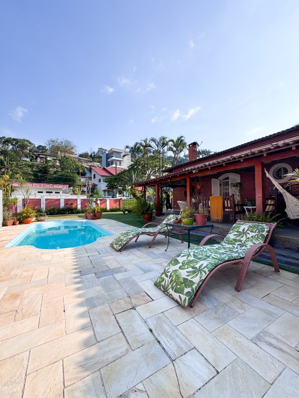 Residência  térrea em condominio fechado com casa de hóspedes Rua Tomi Saburo Yamamoto Arujá - 