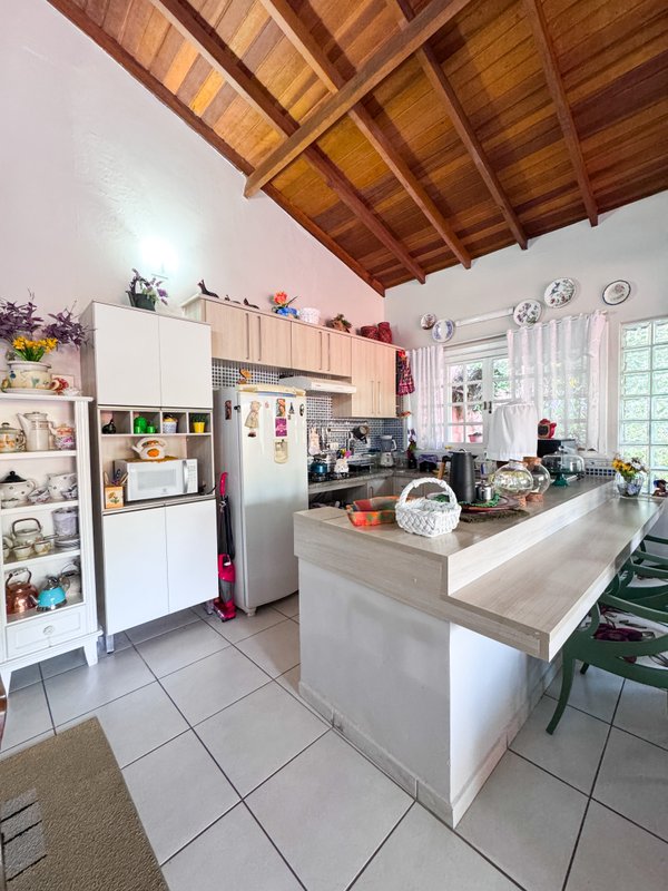 Residência  térrea em condominio fechado com casa de hóspedes Rua Tomi Saburo Yamamoto Arujá - 