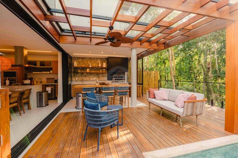 Casa de Alto Padr&atilde;o em Condom&iacute;nio a 150m da Praia Maresias - VENDA  São Sebastião - 