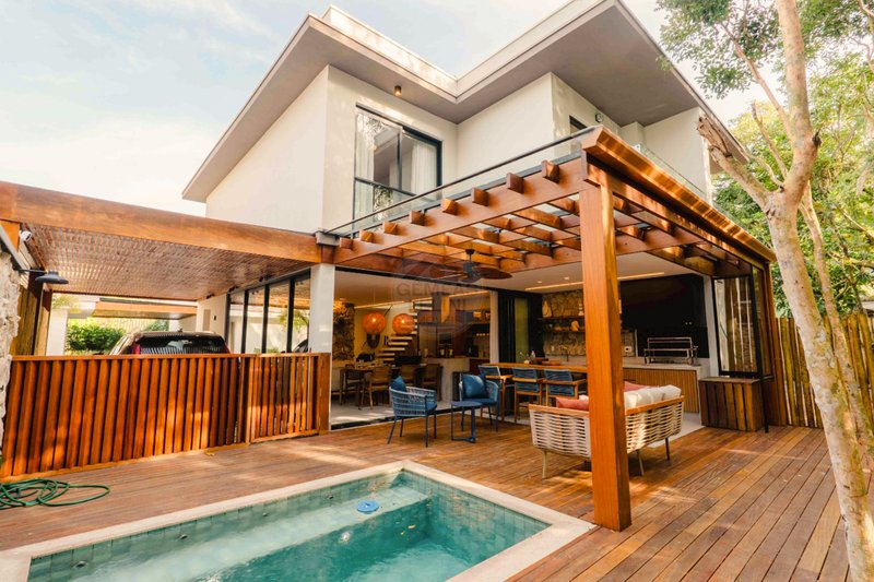 Casa de Alto Padr&atilde;o em Condom&iacute;nio a 150m da Praia Maresias - VENDA  São Sebastião - 