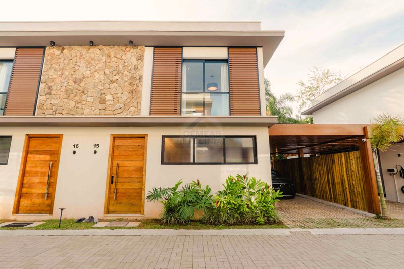 Casa de Alto Padr&atilde;o em Condom&iacute;nio a 150m da Praia Maresias - VENDA  São Sebastião - 