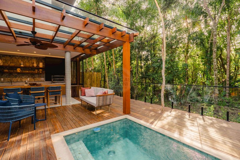 Casa de Alto Padr&atilde;o em Condom&iacute;nio a 150m da Praia Maresias - VENDA  São Sebastião - 