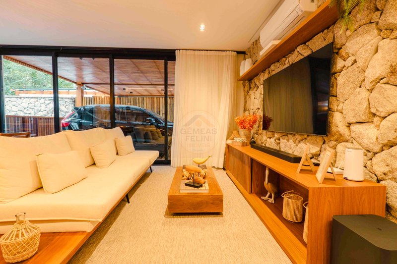 Casa de Alto Padr&atilde;o em Condom&iacute;nio a 150m da Praia Maresias - VENDA  São Sebastião - 