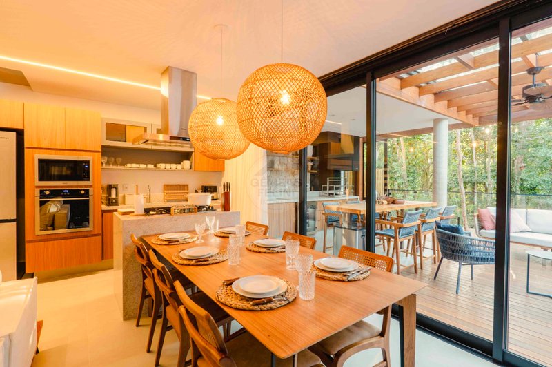 Casa de Alto Padr&atilde;o em Condom&iacute;nio a 150m da Praia Maresias - VENDA  São Sebastião - 