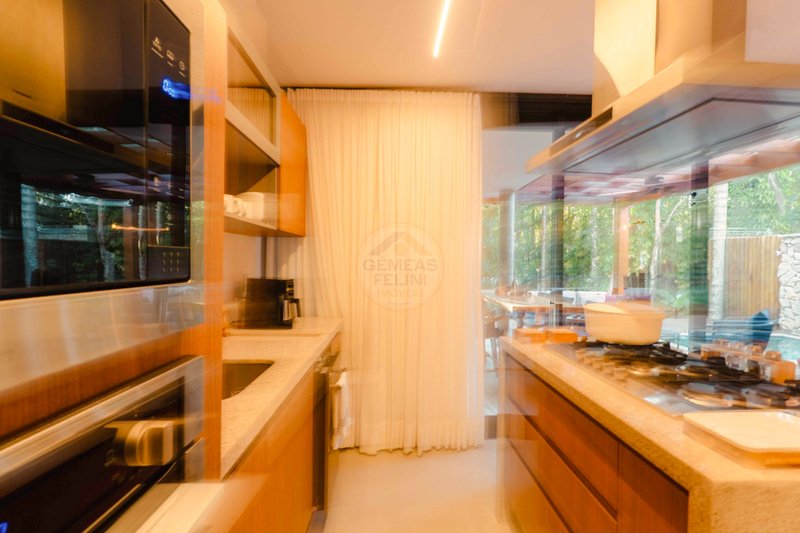 Casa de Alto Padr&atilde;o em Condom&iacute;nio a 150m da Praia Maresias - VENDA  São Sebastião - 