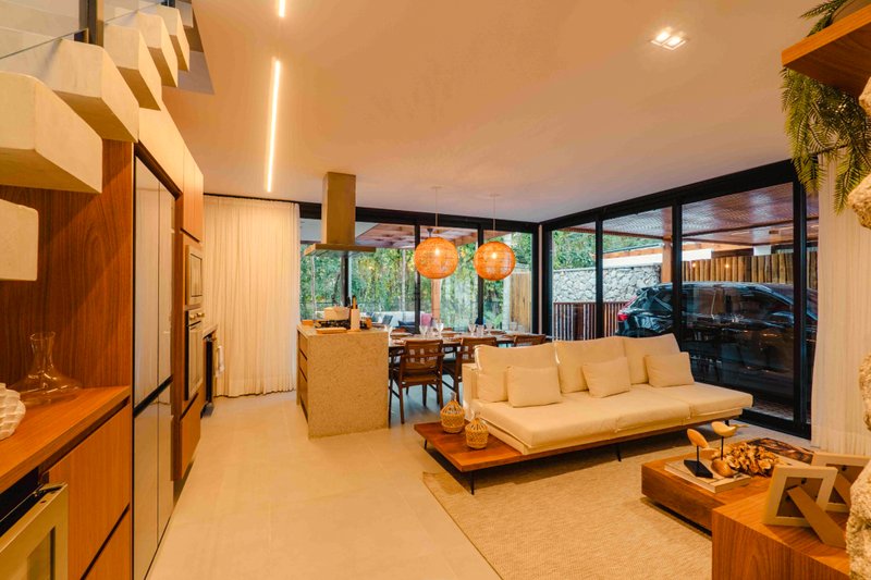 Casa de Alto Padr&atilde;o em Condom&iacute;nio a 150m da Praia Maresias - VENDA  São Sebastião - 