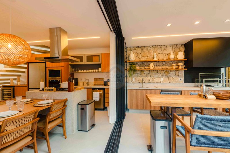 Casa de Alto Padr&atilde;o em Condom&iacute;nio a 150m da Praia Maresias - VENDA  São Sebastião - 