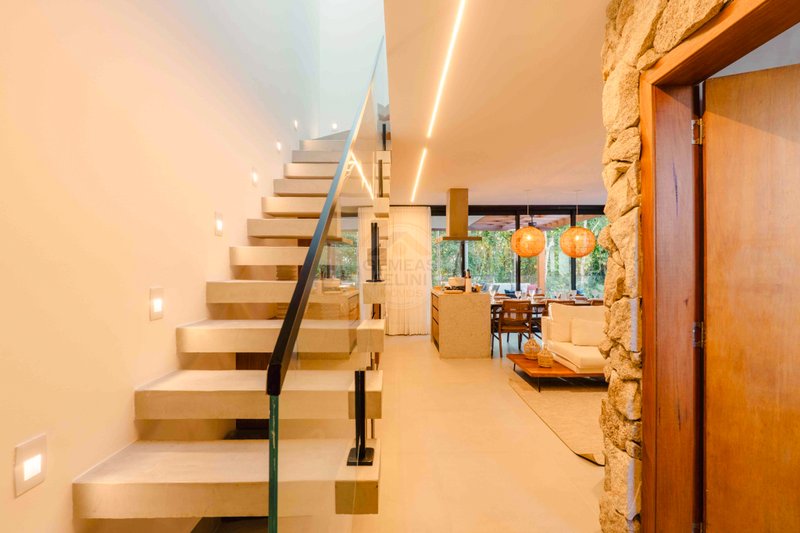 Casa de Alto Padr&atilde;o em Condom&iacute;nio a 150m da Praia Maresias - VENDA  São Sebastião - 