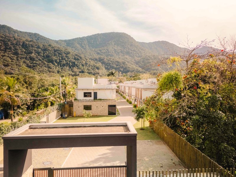 Casa de Alto Padr&atilde;o em Condom&iacute;nio a 150m da Praia Maresias - VENDA  São Sebastião - 