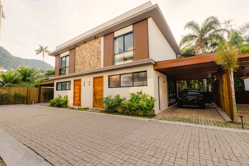 Casa de Alto Padr&atilde;o em Condom&iacute;nio a 150m da Praia Maresias - VENDA  São Sebastião - 