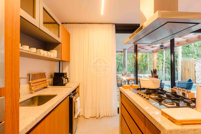 Casa de Alto Padr&atilde;o em Condom&iacute;nio a 150m da Praia Maresias - VENDA  São Sebastião - 