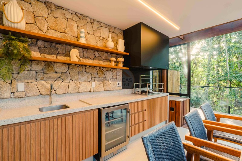 Casa de Alto Padr&atilde;o em Condom&iacute;nio a 150m da Praia Maresias - VENDA  São Sebastião - 