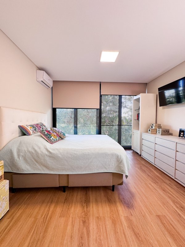 Casa de Vidro – Design Contemporâneo Integrado à Natureza Rodovia Alberto Hinoto Arujá - 