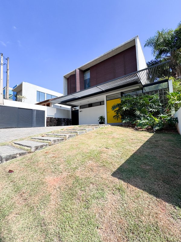 Casa de Vidro – Design Contemporâneo Integrado à Natureza Rodovia Alberto Hinoto Arujá - 