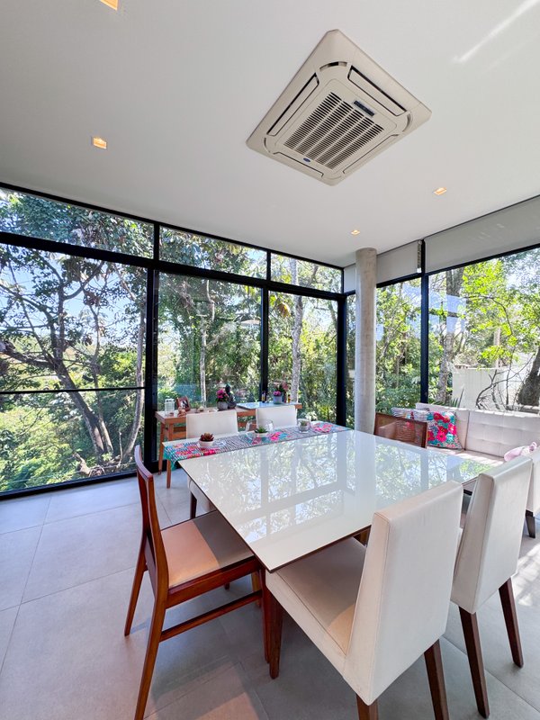 Casa de Vidro – Design Contemporâneo Integrado à Natureza Rodovia Alberto Hinoto Arujá - 