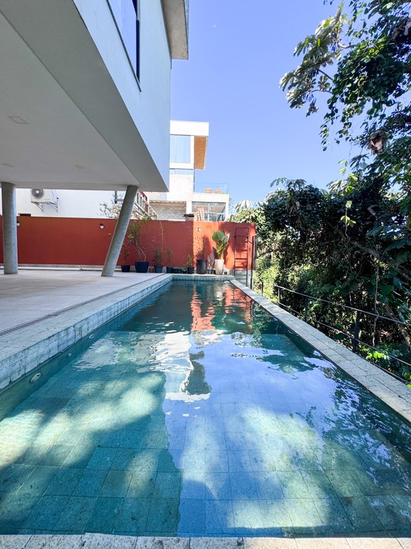 Casa de Vidro – Design Contemporâneo Integrado à Natureza Rodovia Alberto Hinoto Arujá - 