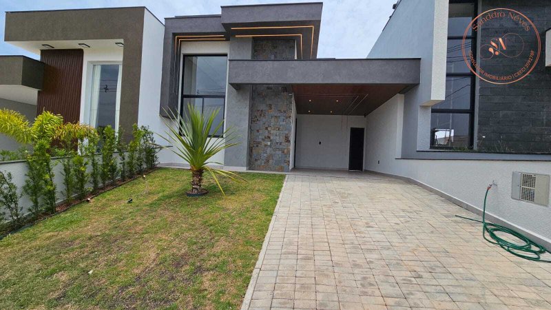 Casa T&eacute;rrea &agrave; venda, 140m - 3 Dormit&oacute;rios, sendo 1 Su&iacute;te - Moderna com Piscina&ndash; R$ 970.000 Avenida Ipanema Sorocaba - 