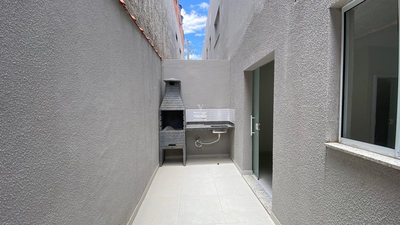 Sobrado 2 dormit&oacute;rios + 2 vagas de garagem  Itaquaquecetuba - 