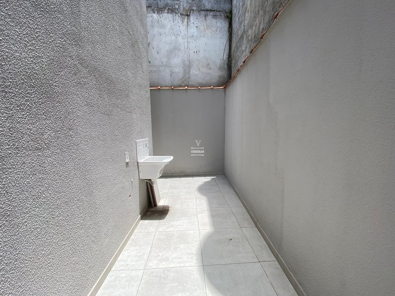 Sobrado 2 dormit&oacute;rios + 2 vagas de garagem  Itaquaquecetuba - 