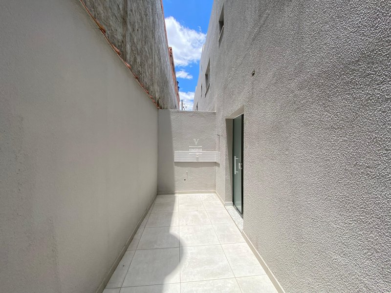 Sobrado 2 dormit&oacute;rios + 2 vagas de garagem  Itaquaquecetuba - 