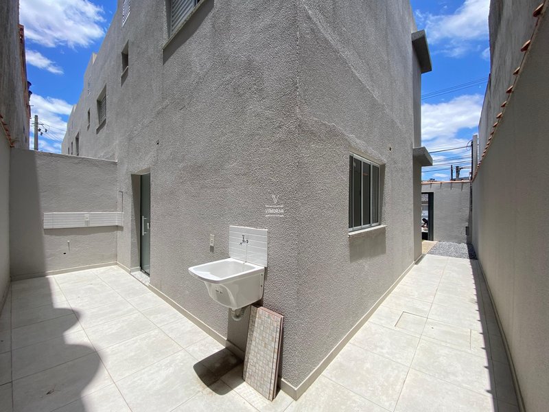 Sobrado 2 dormit&oacute;rios + 2 vagas de garagem  Itaquaquecetuba - 