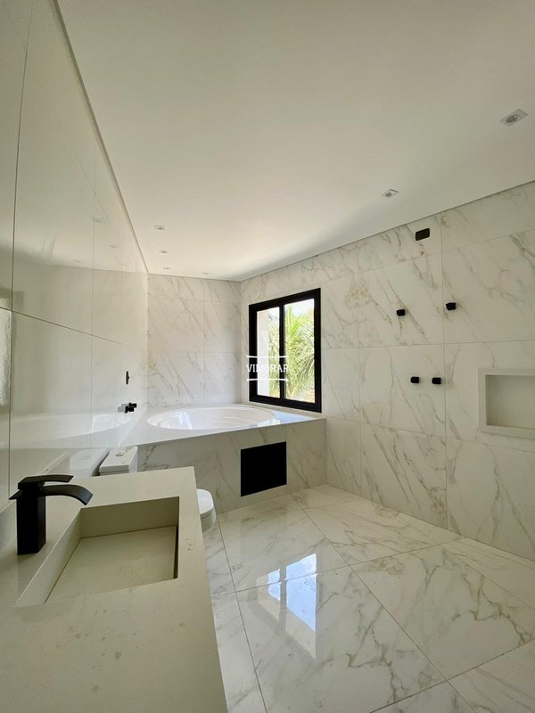 Sobrado 4 su&iacute;tes + 4 vagas de garagem  Arujá - 