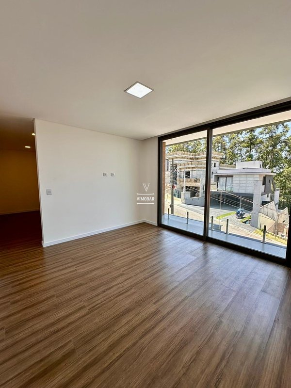 Sobrado 4 su&iacute;tes + 4 vagas de garagem  Arujá - 