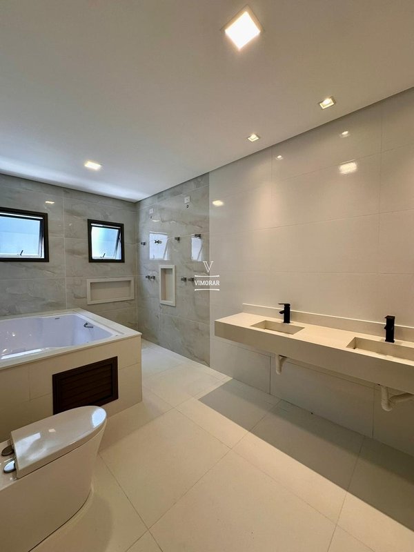 Sobrado 4 su&iacute;tes + 4 vagas de garagem  Arujá - 