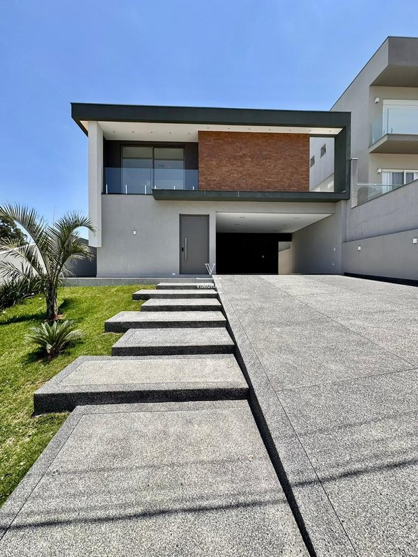 Sobrado 4 su&iacute;tes + 4 vagas de garagem  Arujá - 