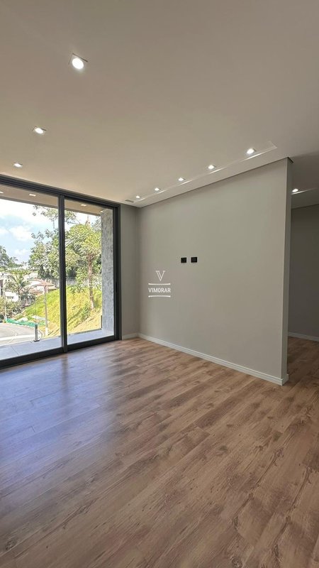 Sobrado 3 su&iacute;tes + 4 vagas de garagem  Arujá - 