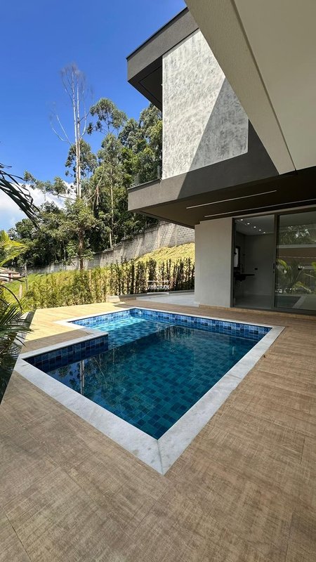 Sobrado 3 su&iacute;tes + 4 vagas de garagem  Arujá - 