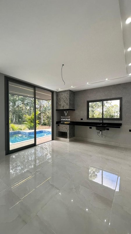 Sobrado 3 su&iacute;tes + 4 vagas de garagem  Arujá - 