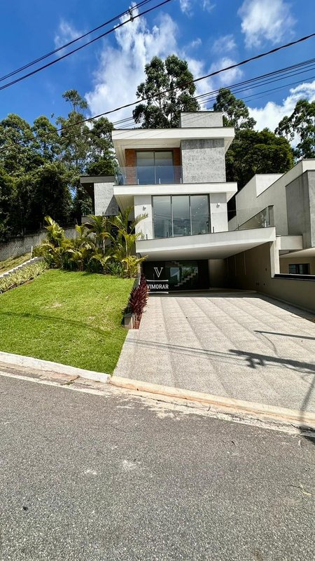 Sobrado 3 su&iacute;tes + 4 vagas de garagem  Arujá - 