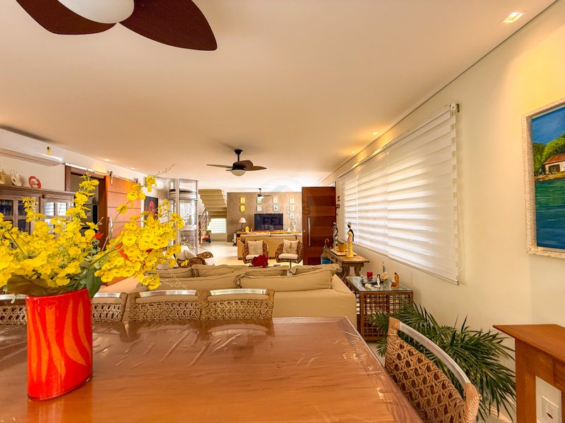 Exclusividade Frente ao Mar: Casa com 5 suites, piscina e Servi&ccedil;o de Praia - LOCA&Ccedil;&Atilde;O  São Sebastião - 