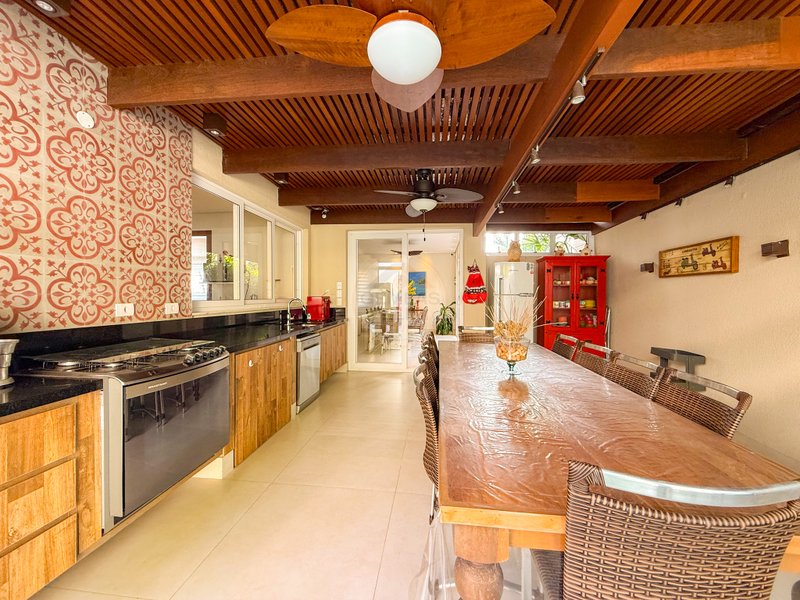 Exclusividade Frente ao Mar: Casa com 5 suites, piscina e Servi&ccedil;o de Praia - LOCA&Ccedil;&Atilde;O  São Sebastião - 