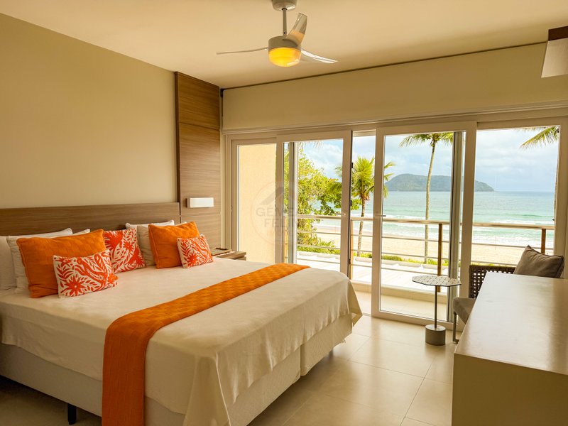 Casa P&eacute; na Areia com 5 Su&iacute;tes, Vista para o Mar e M&oacute;veis Importados - VENDA  São Sebastião - 