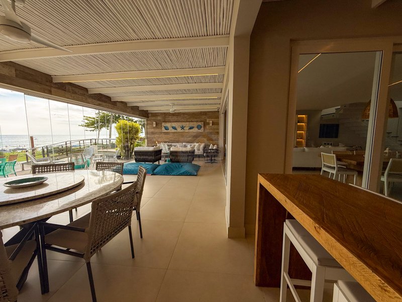 Casa P&eacute; na Areia com 5 Su&iacute;tes, Vista para o Mar e M&oacute;veis Importados - VENDA  São Sebastião - 